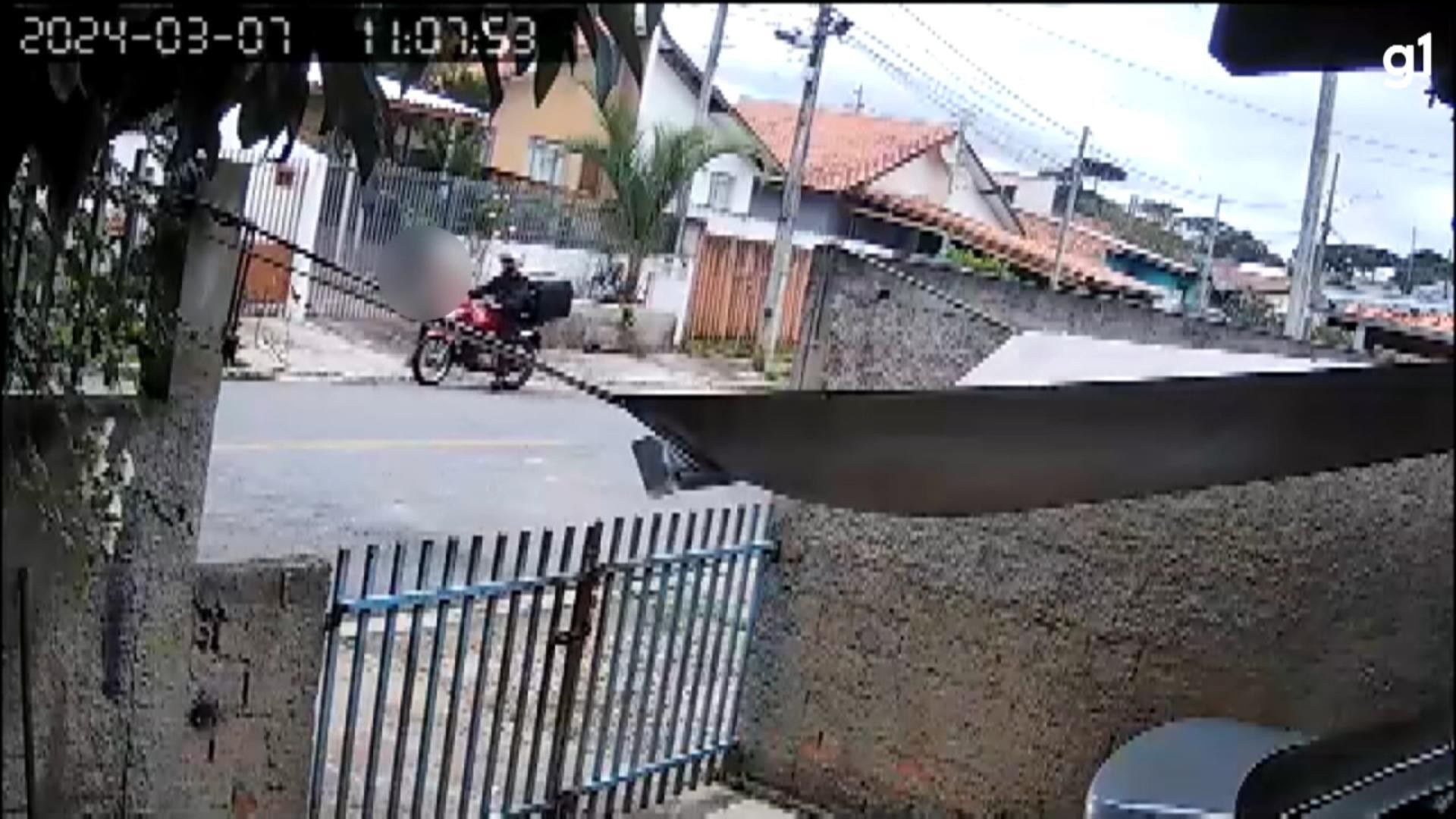 Motociclista Filmado Passando A M O Nas Partes Ntimas De Menina Que