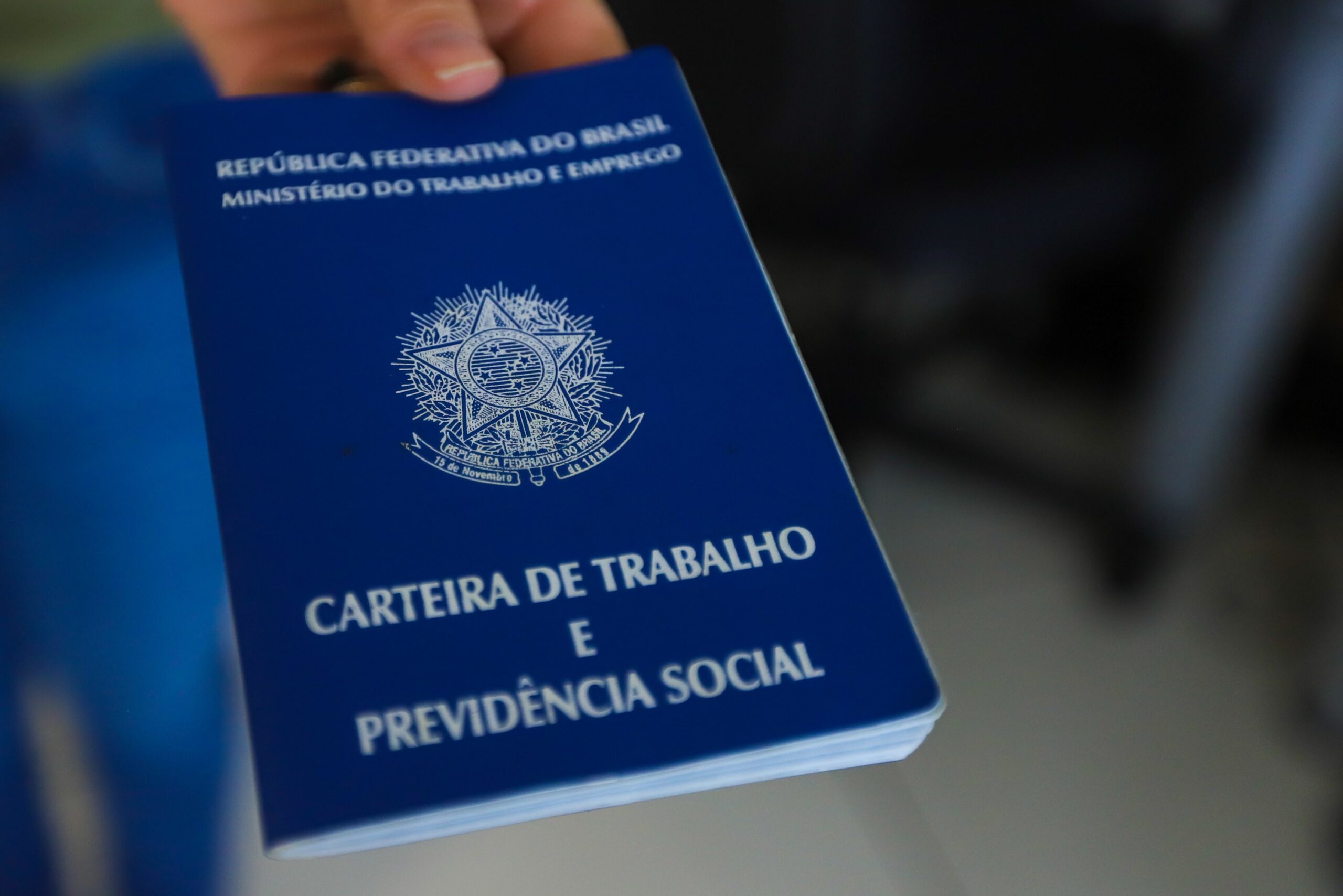 Desemprego fica estável e atinge 6,6% no trimestre terminado em abril, diz IBGE; CLT bate recorde