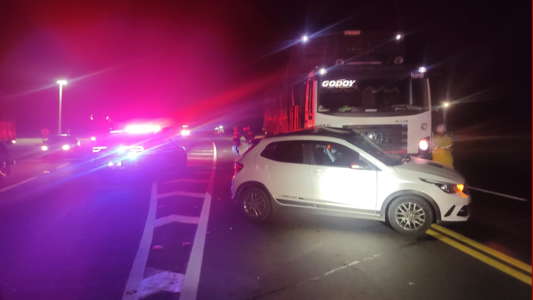 Motorista de carro morre após cruzar pista e bater contra caminhão carregado de pinus na BR-373, no Paraná