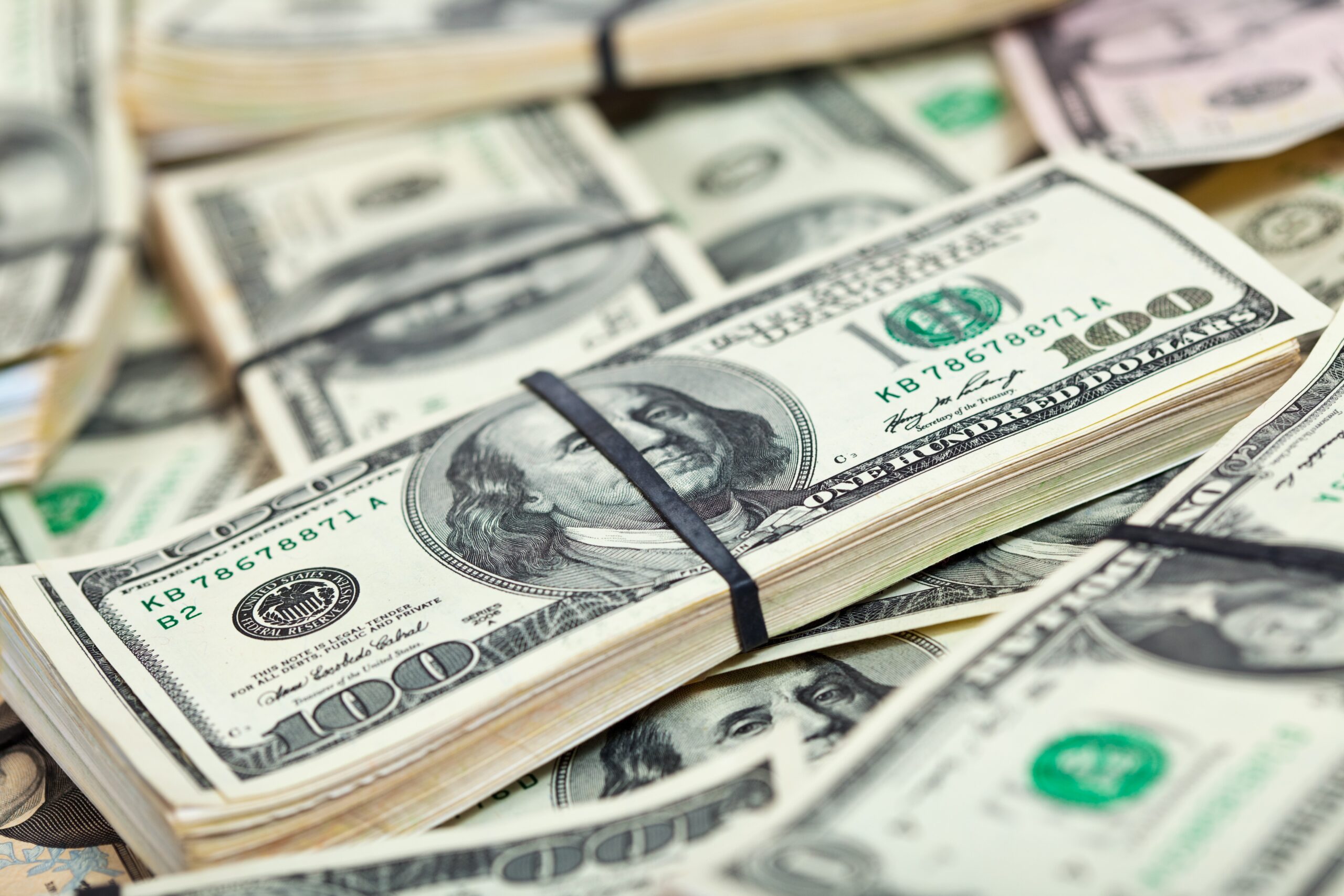 Dólar e Ibovespa fecham em queda, de olho no impasse do IOF e no tarifaço de Trump