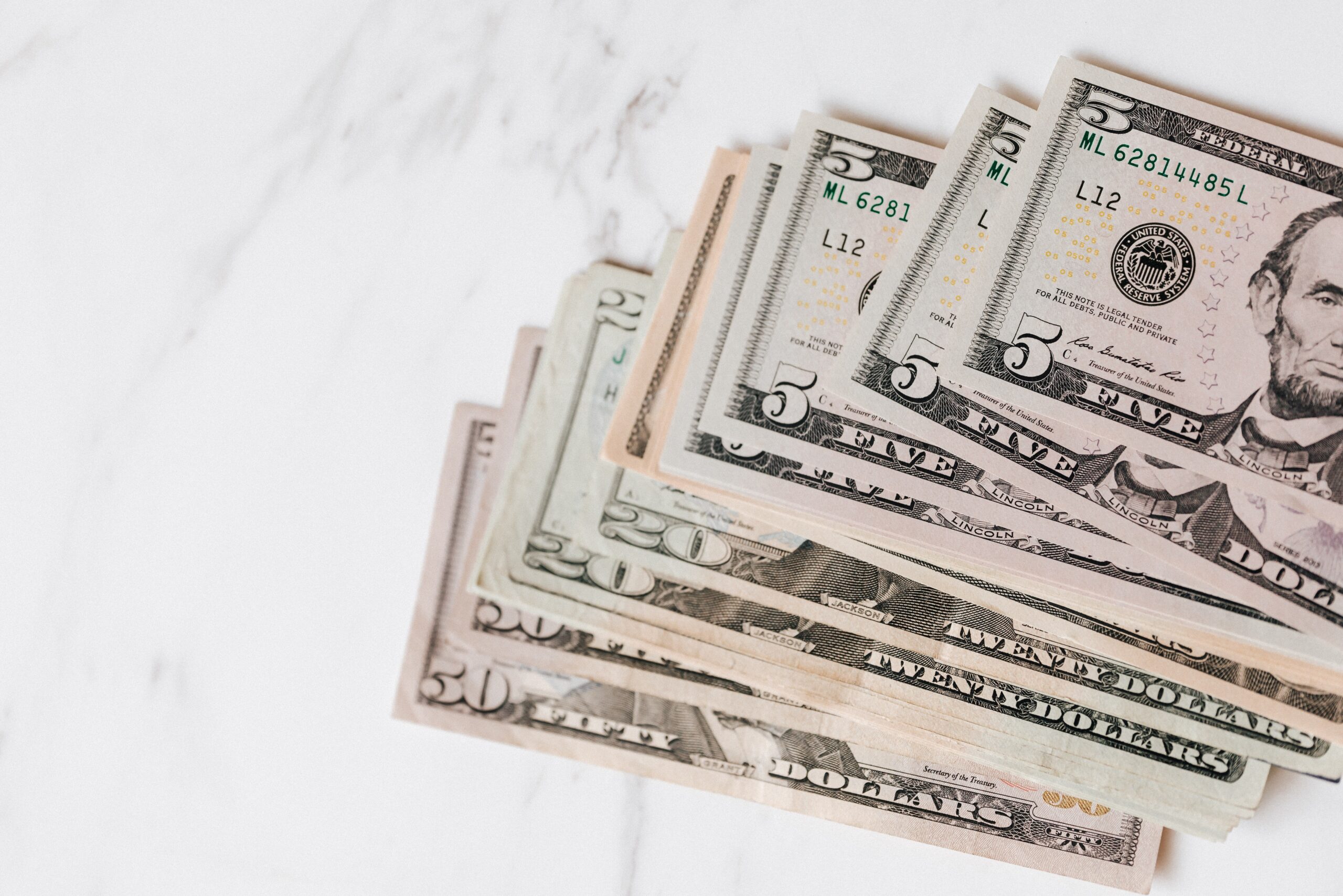 Dólar sobe e fecha em R$ 5,71, após resultado do PIB e volta do tarifaço; Ibovespa cai