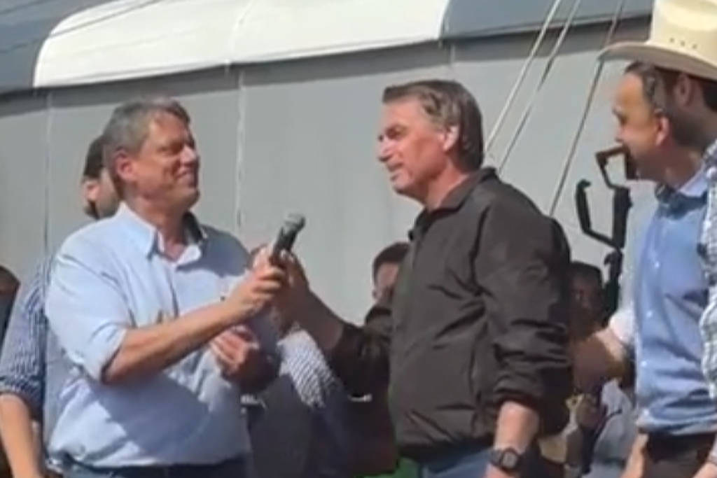 Vídeo: Tarcísio bajula Bolsonaro, usa bordão e solta ihuuu – 17/06/2025 – Poder