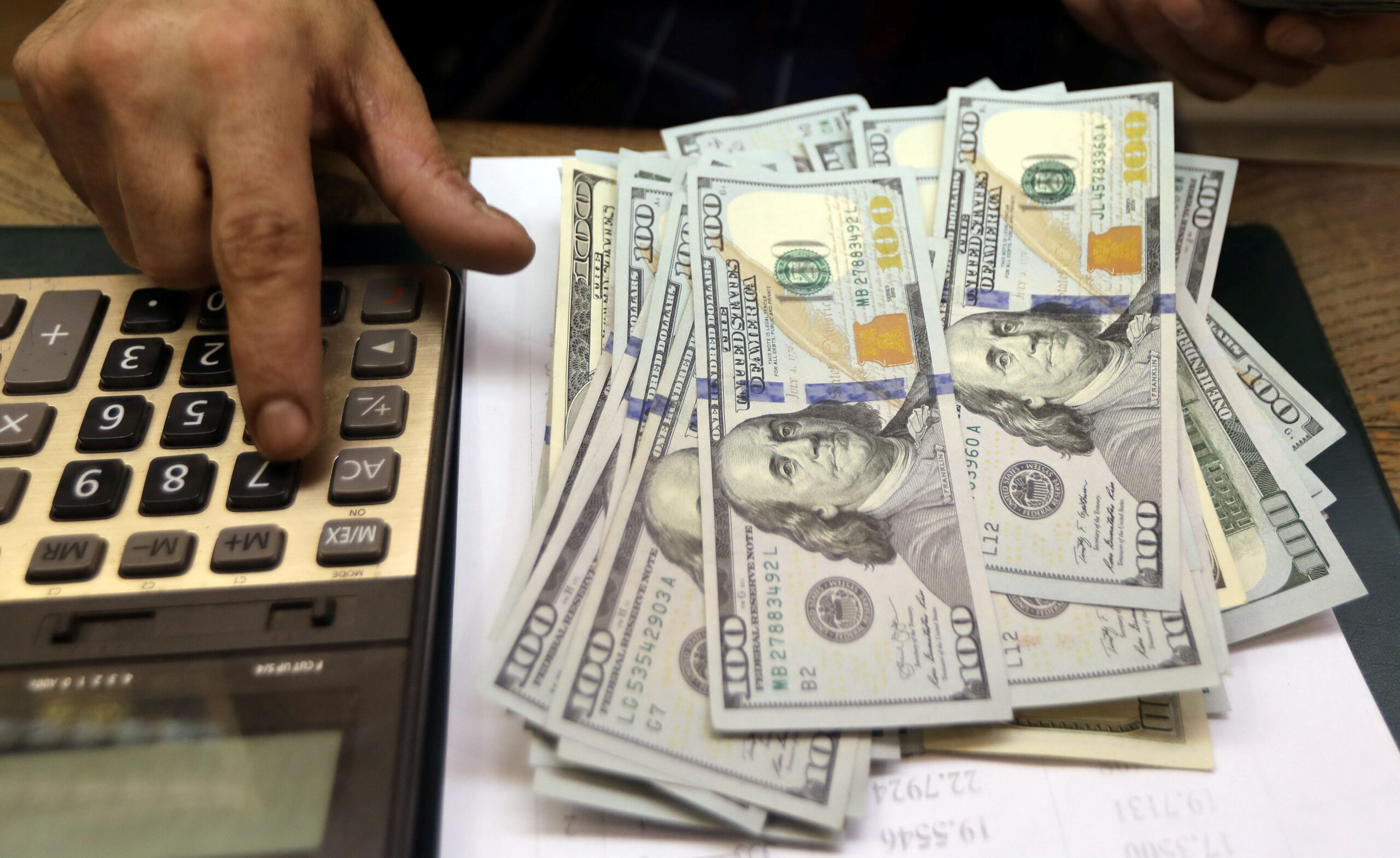 Dólar inicia pregão sob impacto de conflito Israel-Irã e com foco na 'Superquarta'