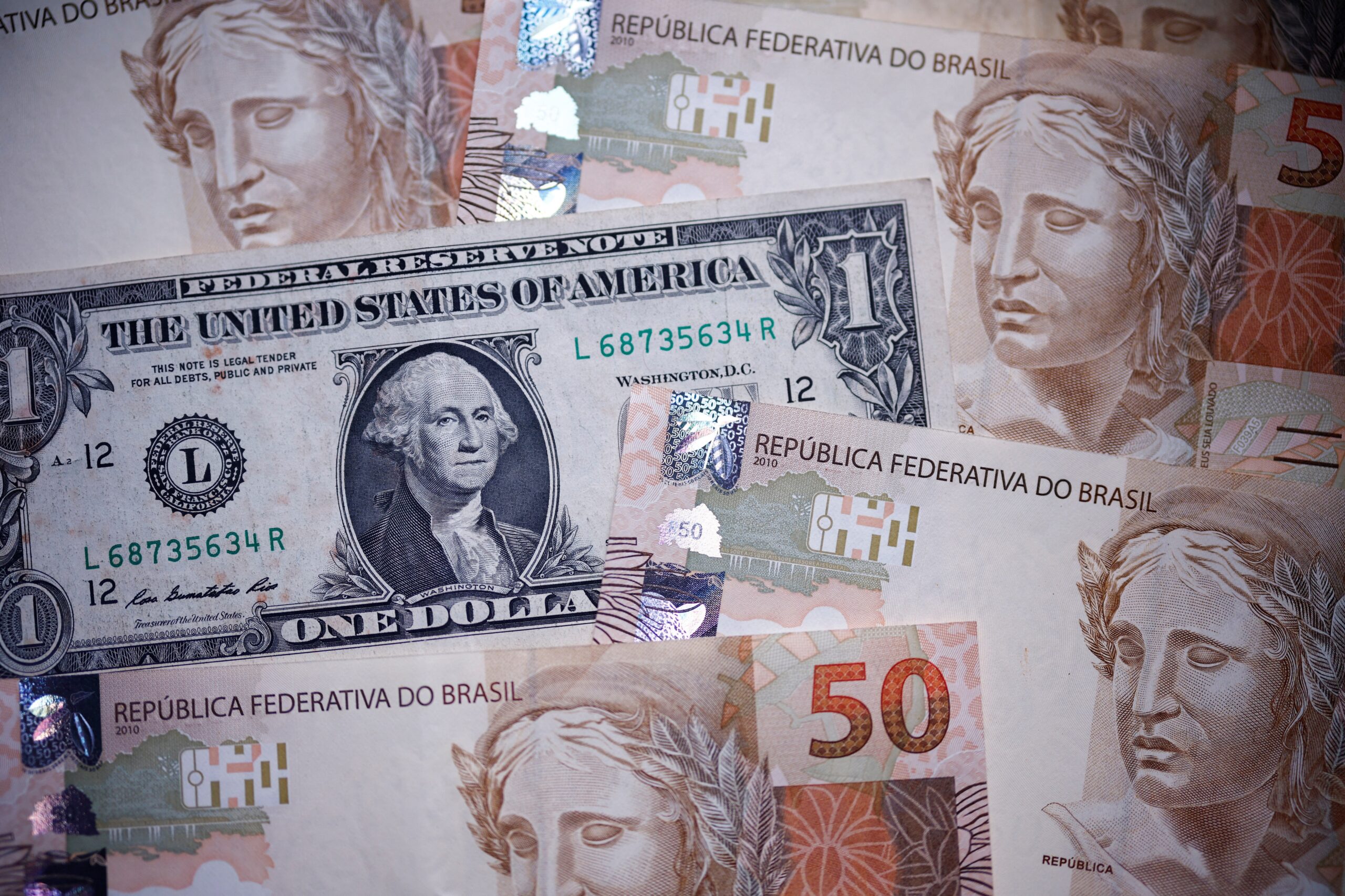 Dólar tem 3ª queda seguida, com medidas para compensar IOF e reunião entre China e EUA no radar