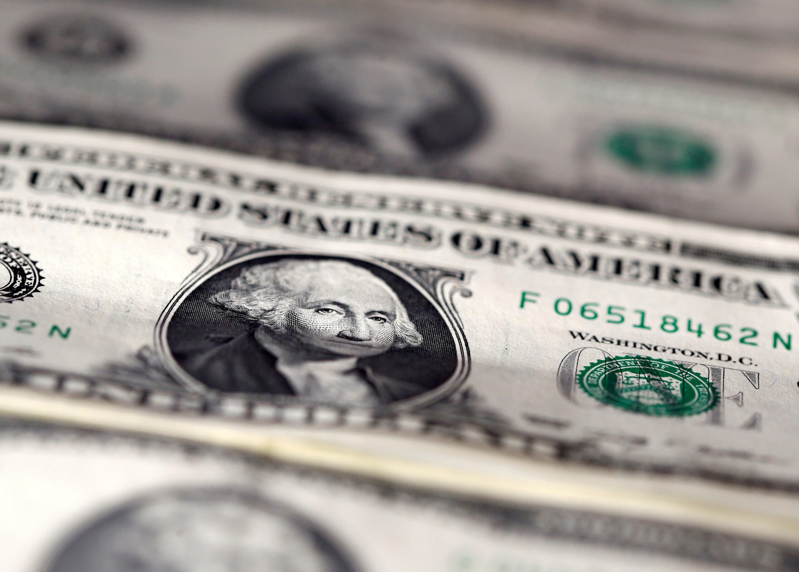 Dólar inverte e passa a subir, de olho em IOF e conflito Israel-Irã; bolsa cai