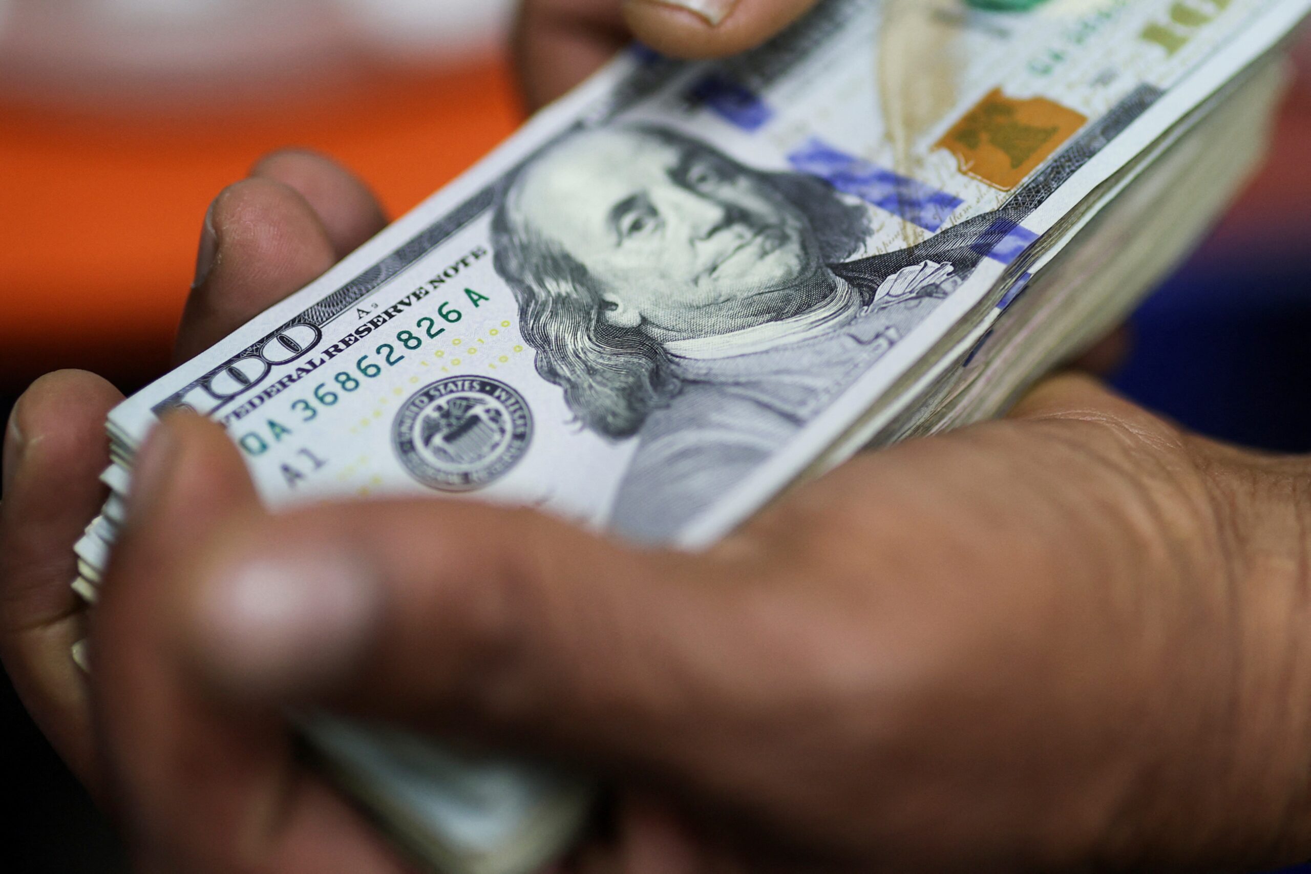 Dólar opera em queda em meio a crise do IOF, nota da Moody's e tarifas; Ibovespa fica estável