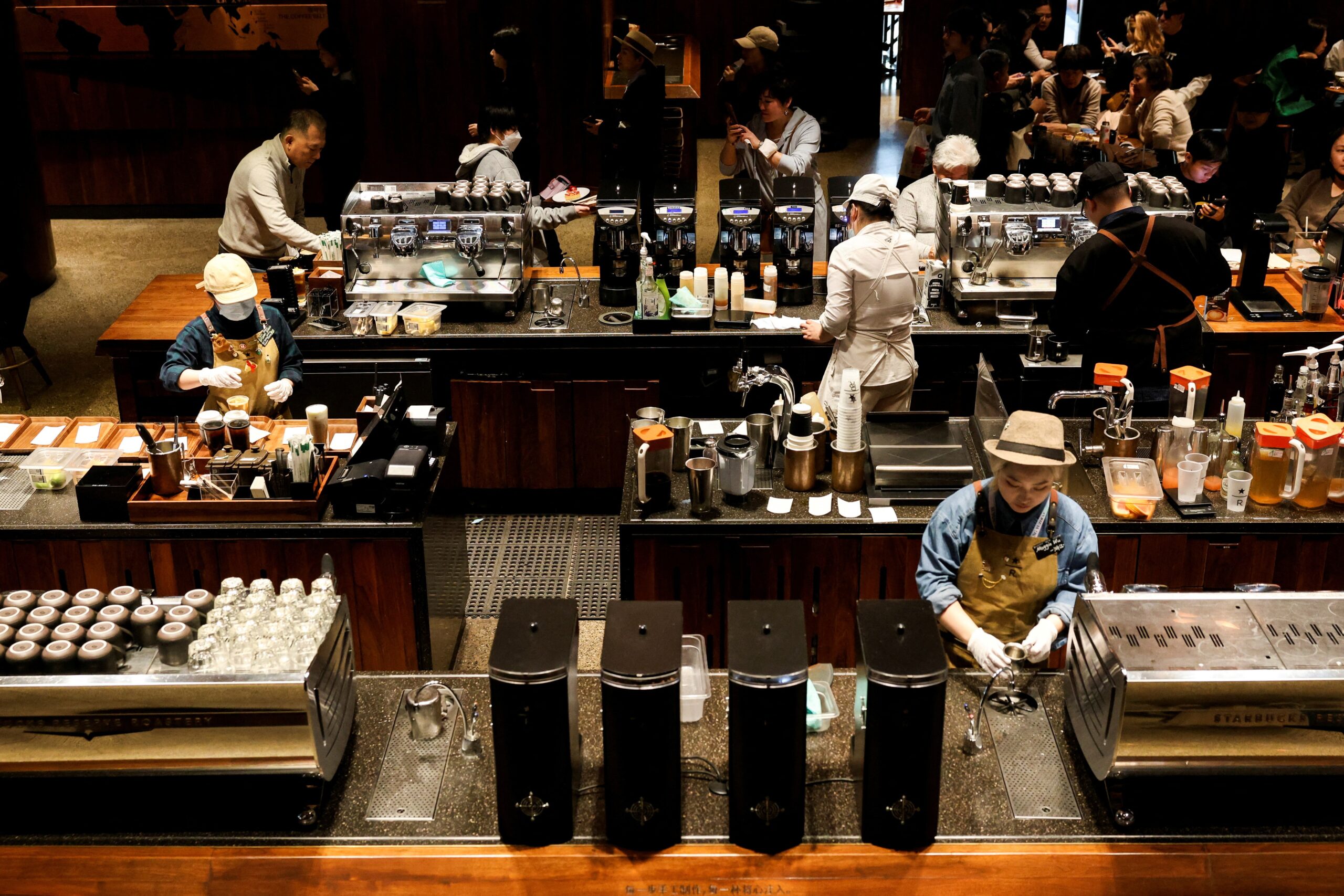 Crise e concorrência mais barata fazem Starbucks reduzir os preços na China | Negócios