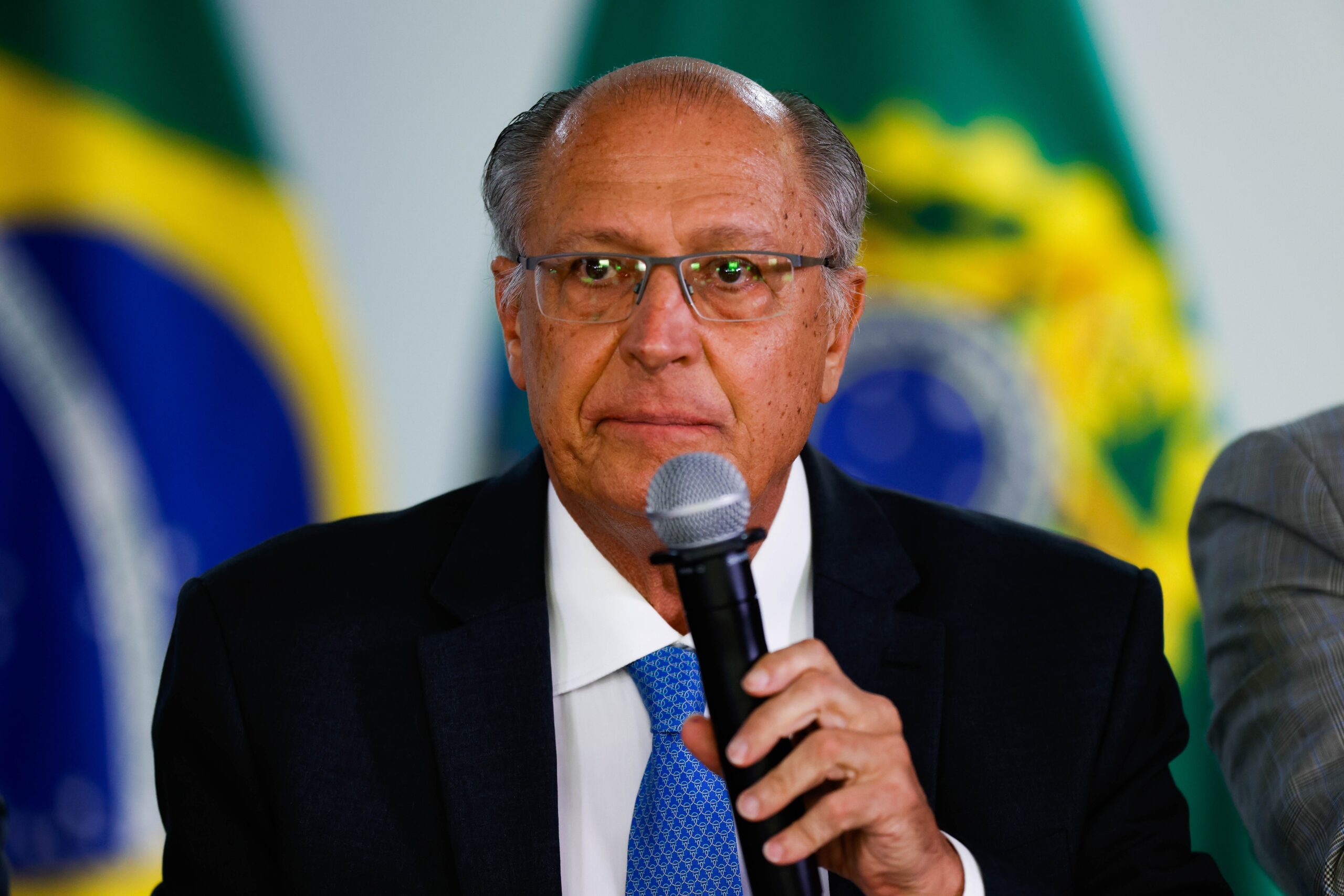 Após Trump anunciar tarifa adicional, Alckmin prega diálogo: 'Brasil não é problema para os EUA'
