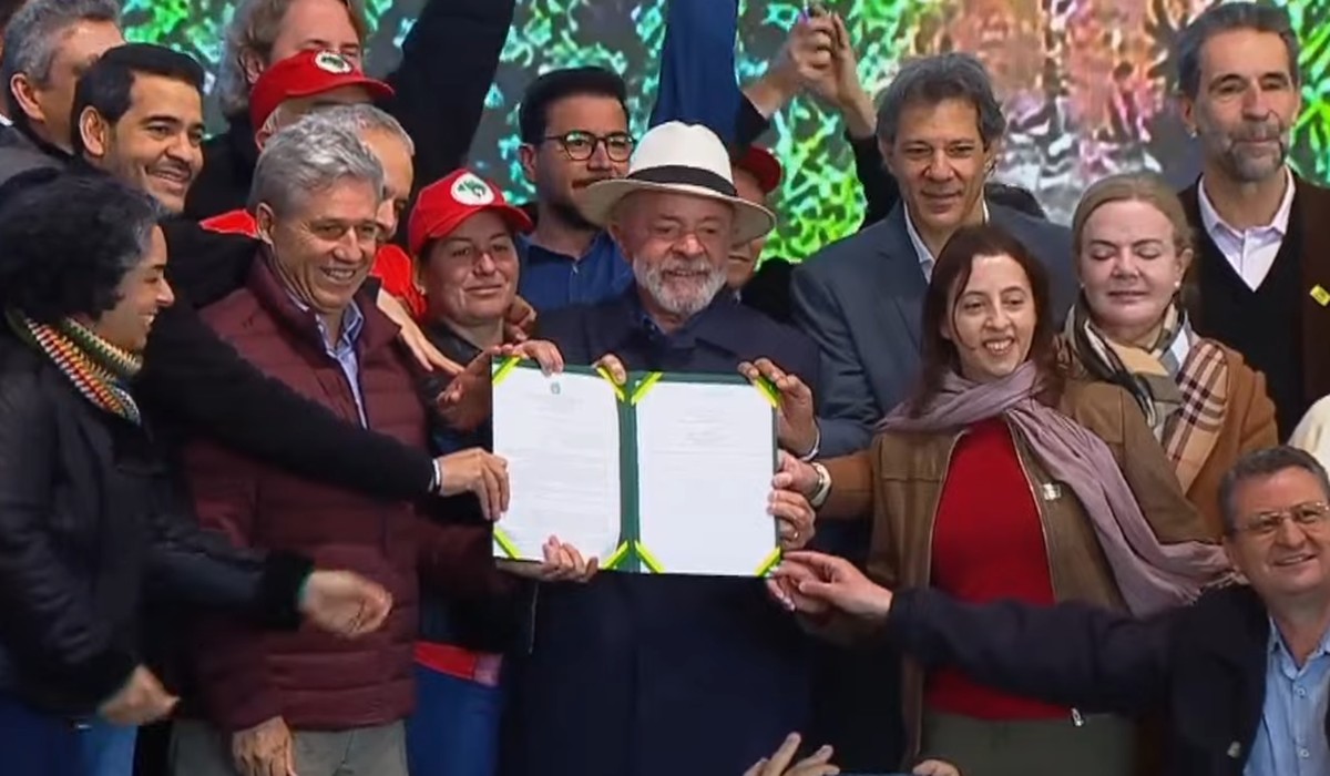 Presidente Lula cria novo assentamento no Paraná para 450 famílias rurais que ocupavam área de 10 mil hectares há 20 anos | Paraná