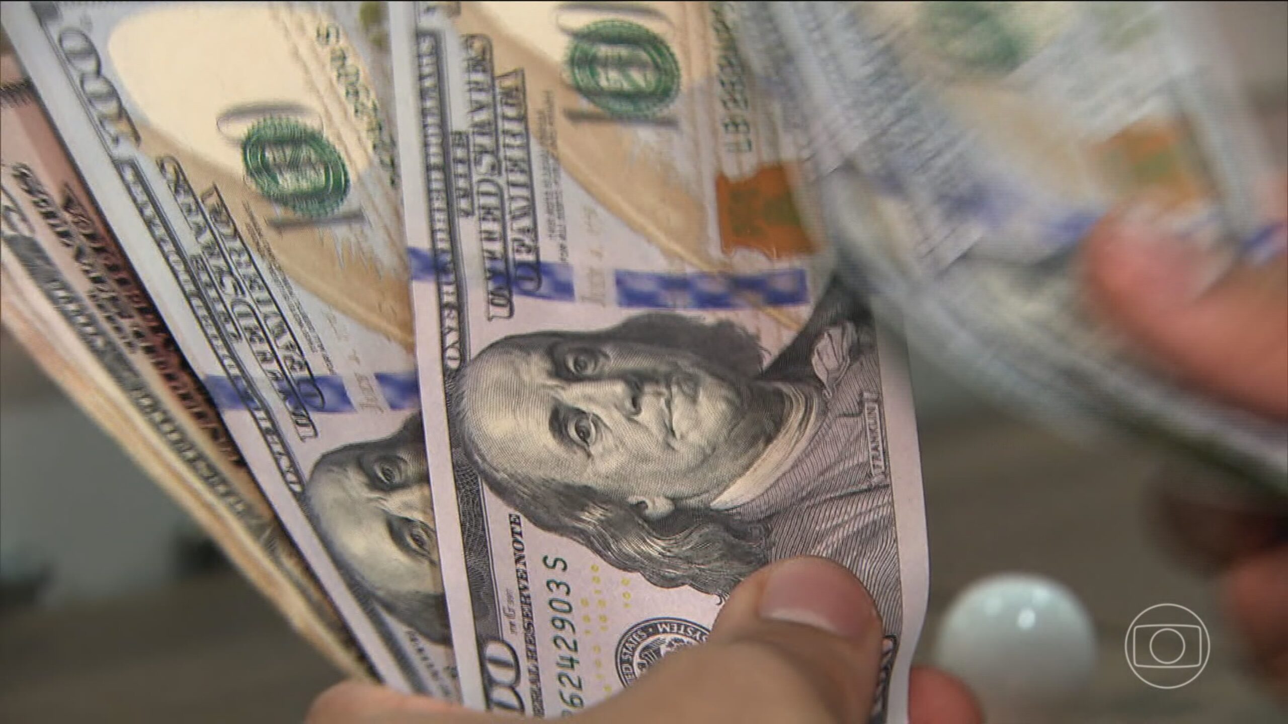 Dólar sobe e fecha a R$ 5,56, com IPCA, fiscal brasileiro e reunião entre EUA e China; Ibovespa também avança