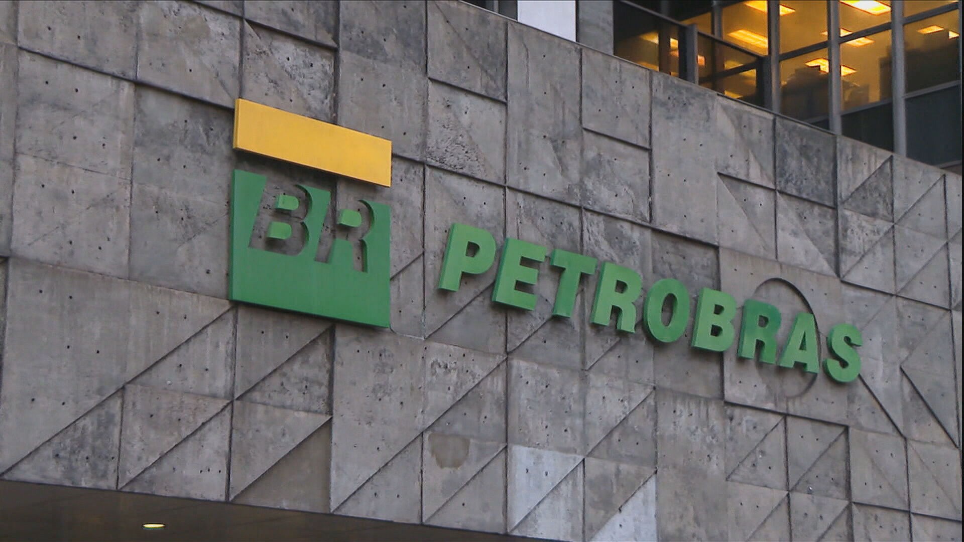 Petrobras anuncia redução de R$ 0,17 no litro da gasolina para distribuidoras | Economia