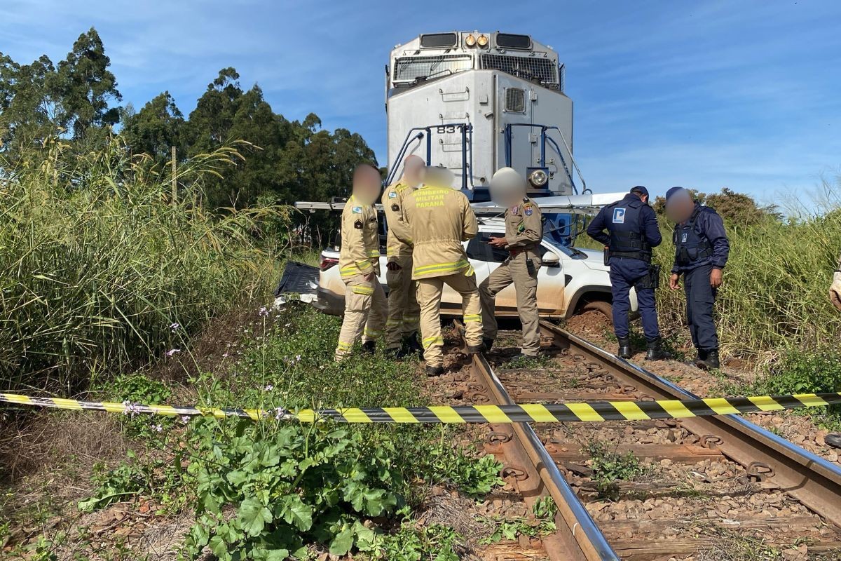 Pai morre e filha fica ferida ao terem carro atingido e arrastado por trem no Paraná