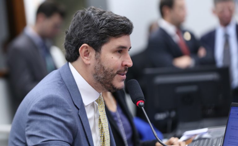 Comissão aprova dispensa de frequência escolar mínima para beneficiários do Pé-de-Meia em área de calamidade – Notícias