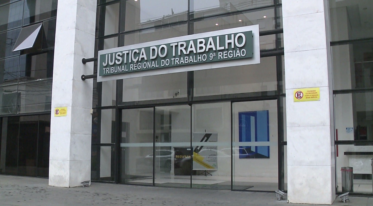 Vendedora será indenizada em R$ 15 mil após gerente pedir para que ela usasse saias curtas para favorecer vendas no PR