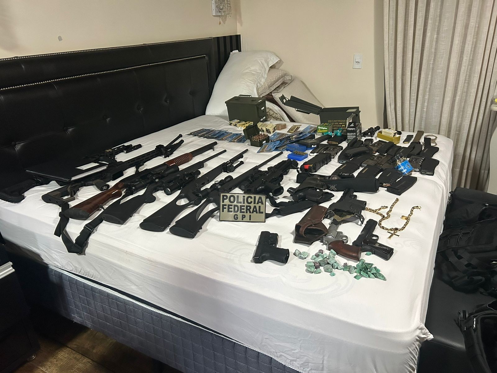 Pistolas, fuzis, submetralhadora, revólveres e munições: mais de 40 armas são apreendidas em operação no Paraná