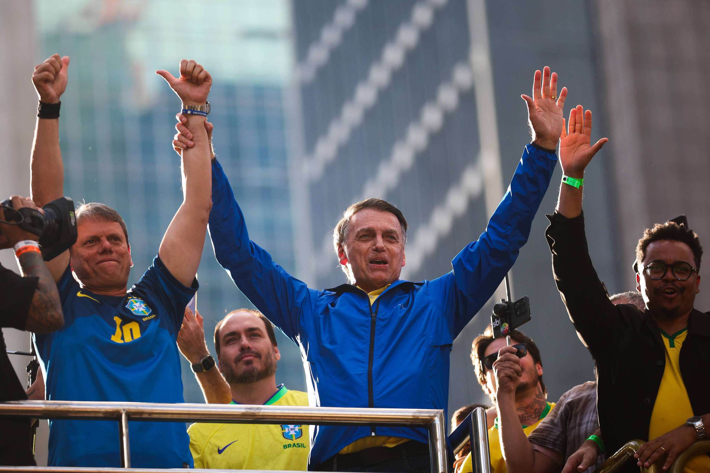 Tarcísio enforca agenda para ver Bolsonaro após tarifaço – 10/07/2025 – Poder