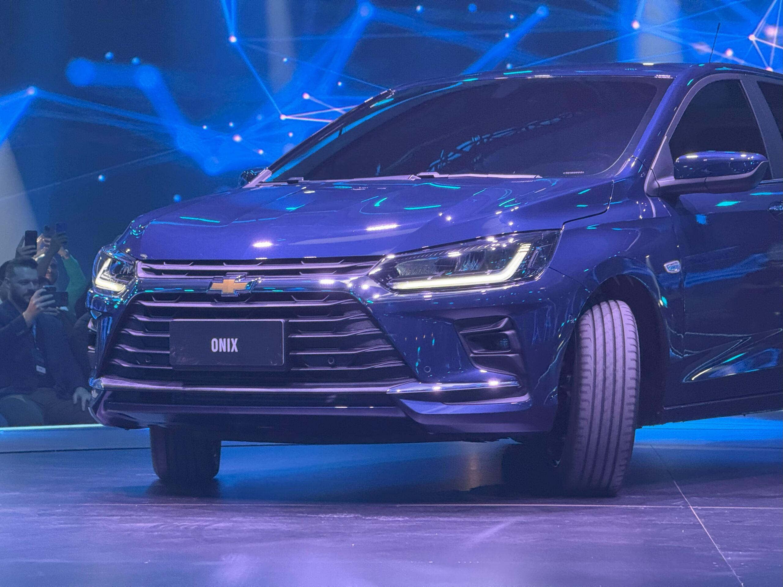 VÍDEO: Chevrolet Onix renova visual para frear queda nas vendas; veja preço e o que mudou | Carros