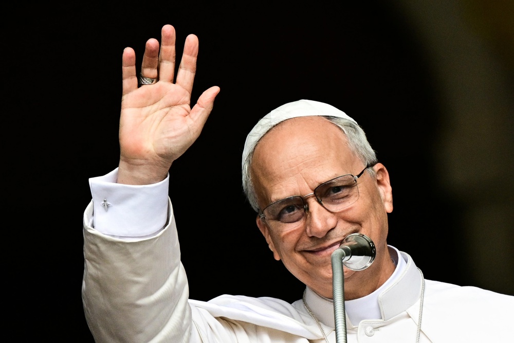 Papa Leão XIV realiza primeiro Angelus em muitos anos na residência de verão de Castel Gandolfo