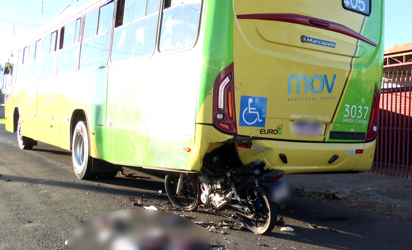 Moto pilotada por adolescente fica 'praticamente inteira embaixo do ônibus' em grave acidente em Londrina, diz bombeiro