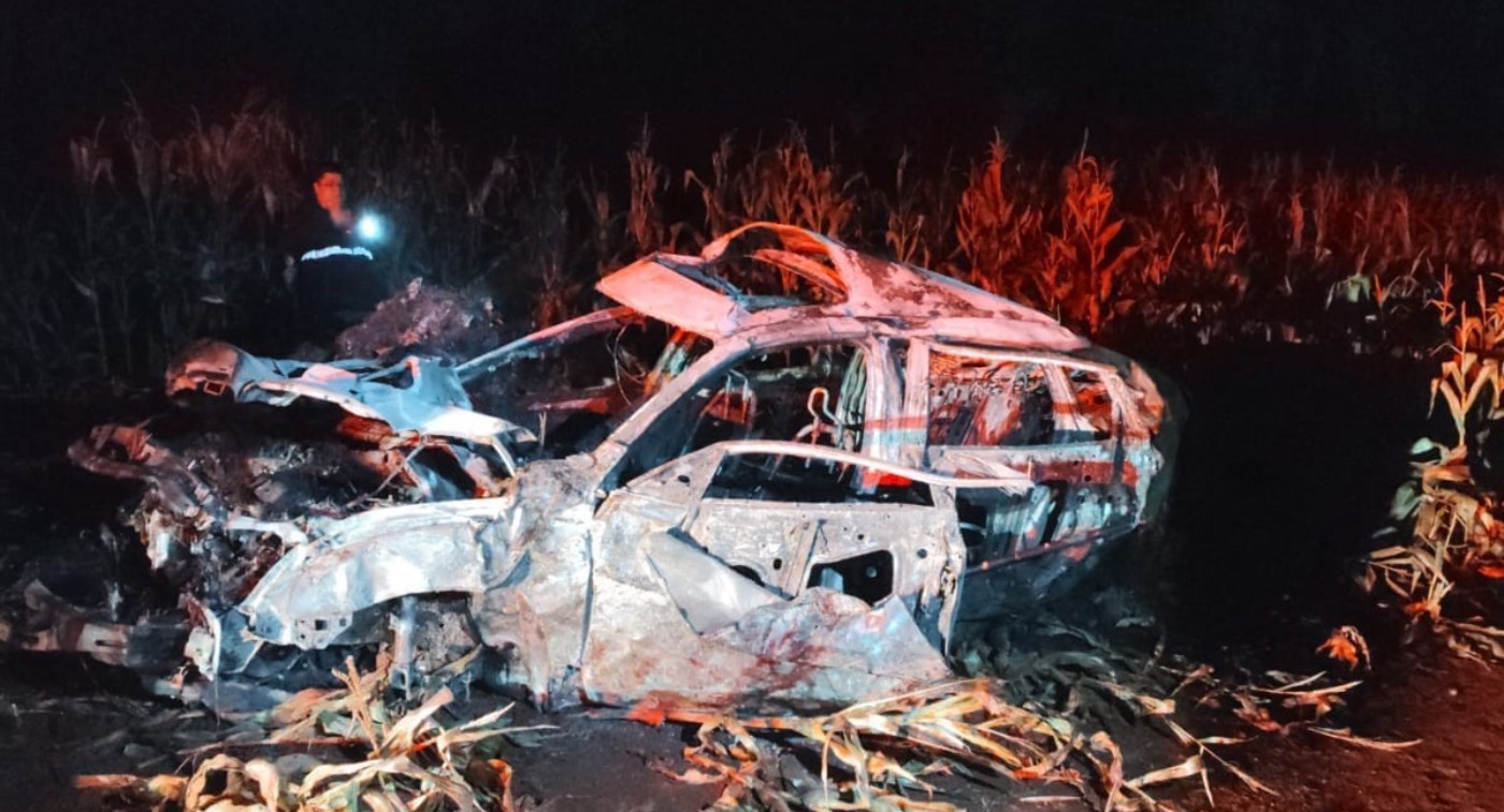 Motorista e passageiro morrem após carro capotar e pegar fogo, no Paraná