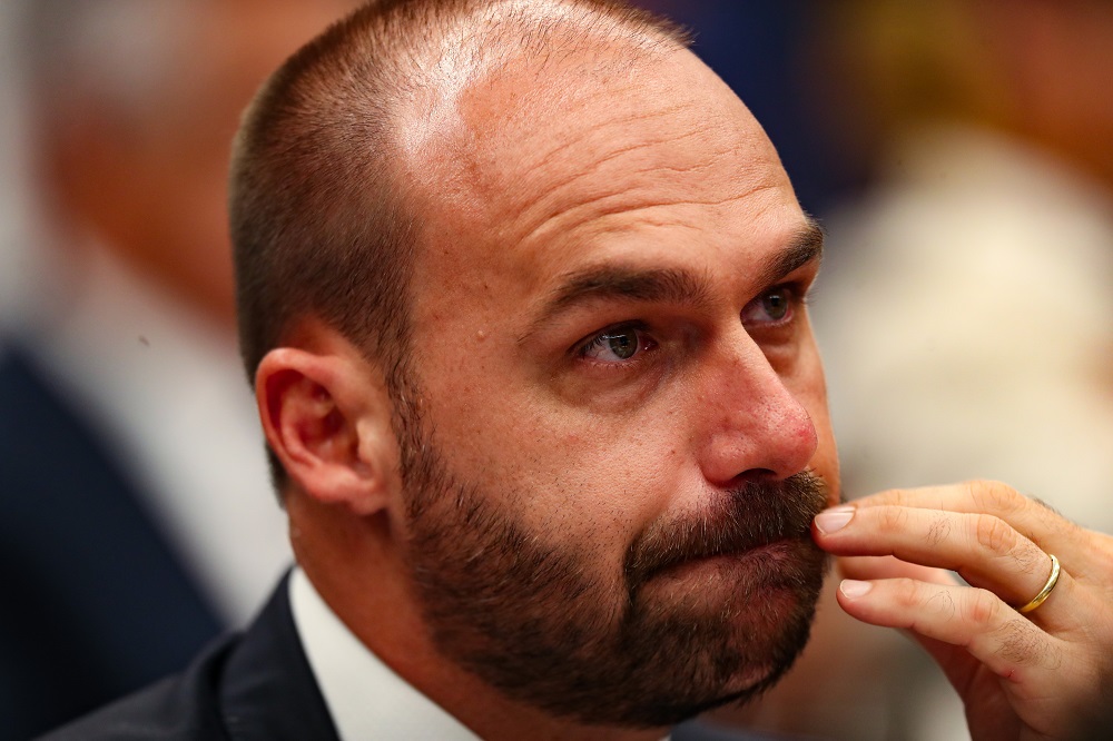 ‘Moraes não pode fazer nada’, diz Eduardo Bolsonaro ao lado de ‘chefe dos embaixadores’ dos EUA