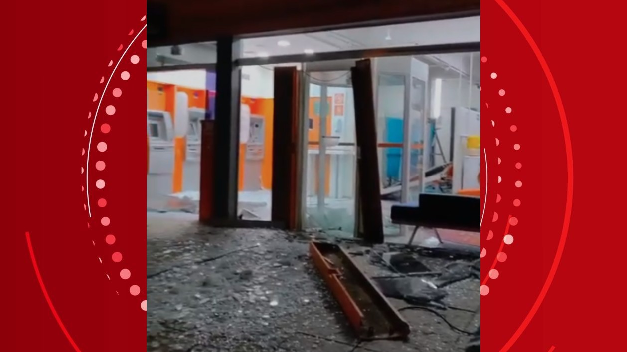 Tentando arrombar cofre, criminosos explodem vidros e móveis de agência bancária, mas saem sem levar dinheiro, no Paraná