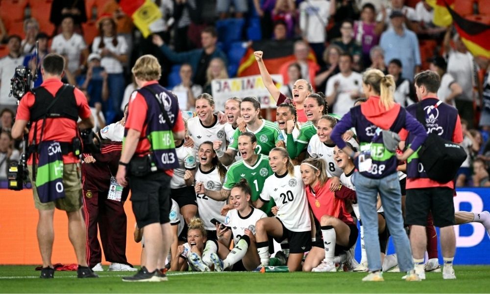 Alemanha joga com uma a menos, arranca empate contra França e garante vaga na semi da Euro Feminina nos pênaltis