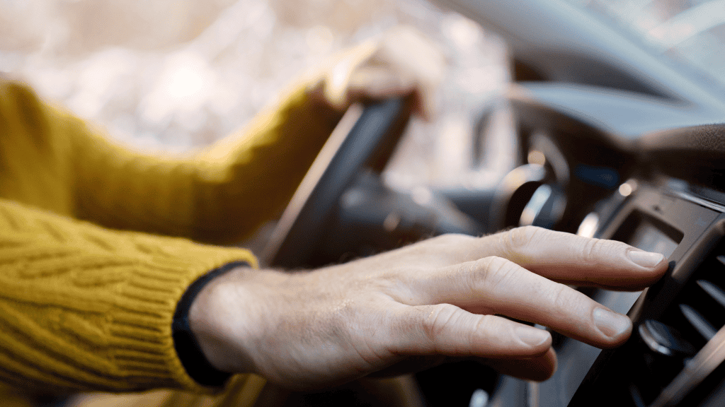 Carro preto esquenta mais no Sol? Entenda a relação