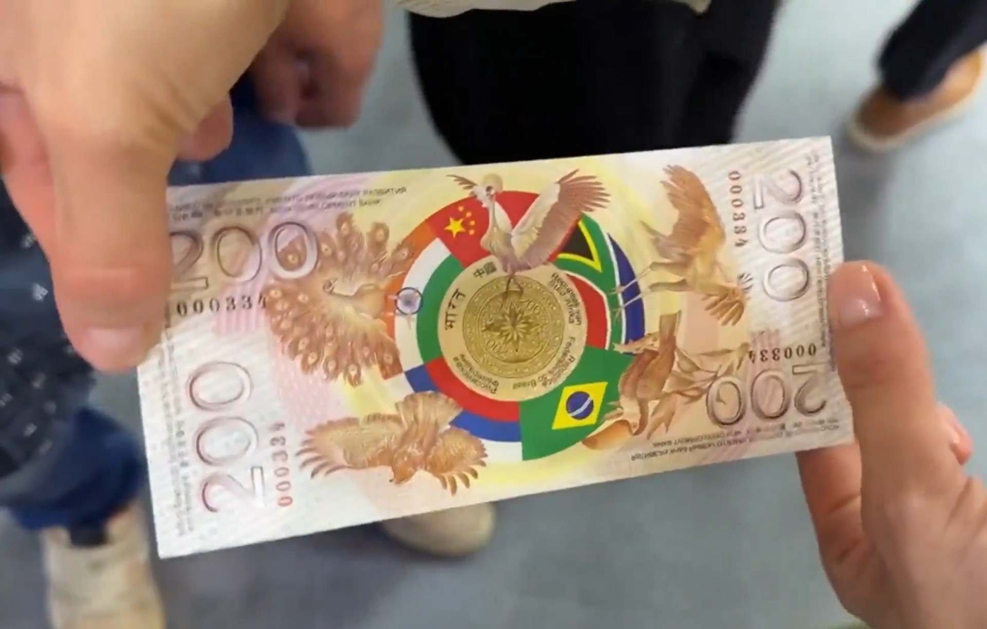 É #FAKE que vídeo mostre nota oficial dos Brics; trata-se de cédula simbólica