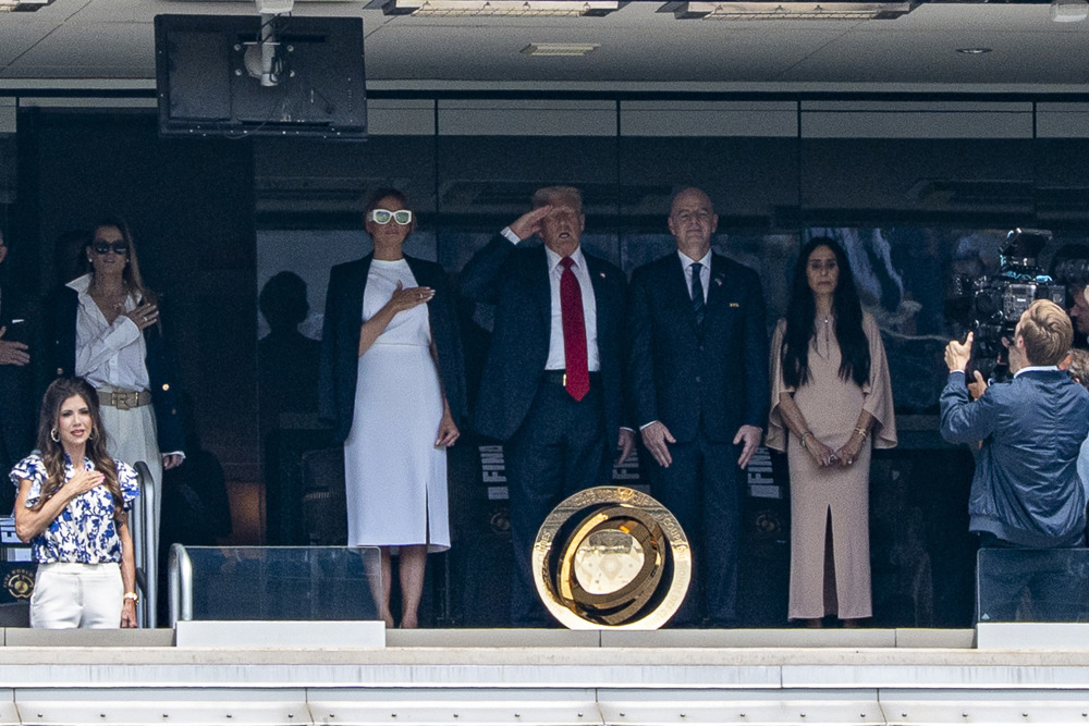 Trump assiste à final do Mundial de Clubes ao lado de presidente da Fifa