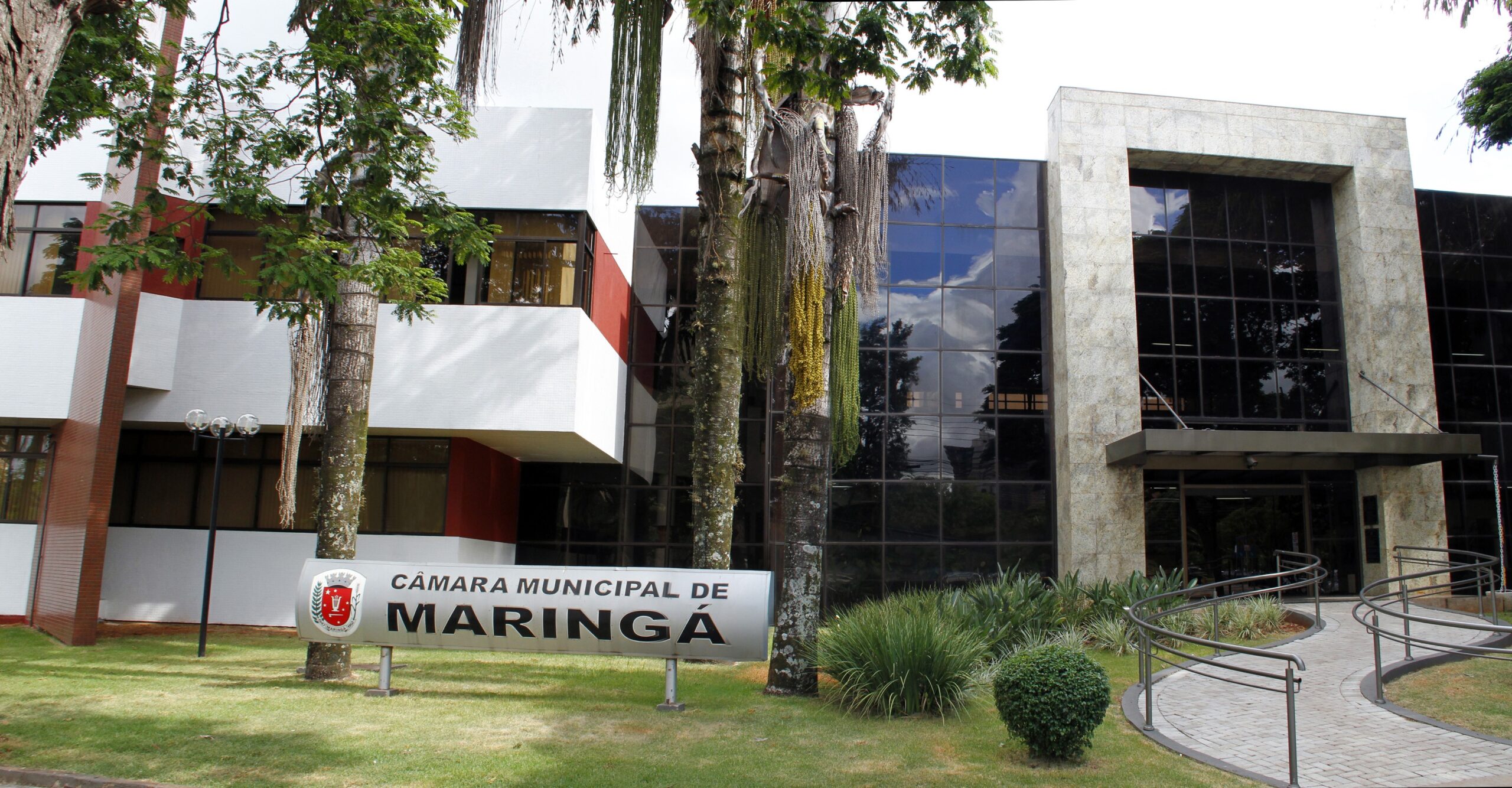 Vereadores de Maringá aprovam aumento de cargos comissionados que vão custar R$ 2,9 milhões por ano aos cofres da Câmara | Norte e Noroeste