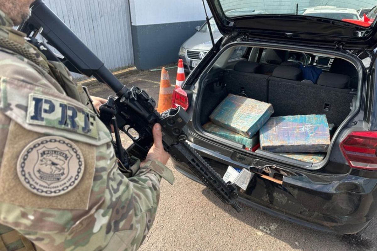 Polícia prende motorista de carro clonado com 228 km de maconha após perseguição 'cinematográfica' por mais de 20 km na Grande Curitiba