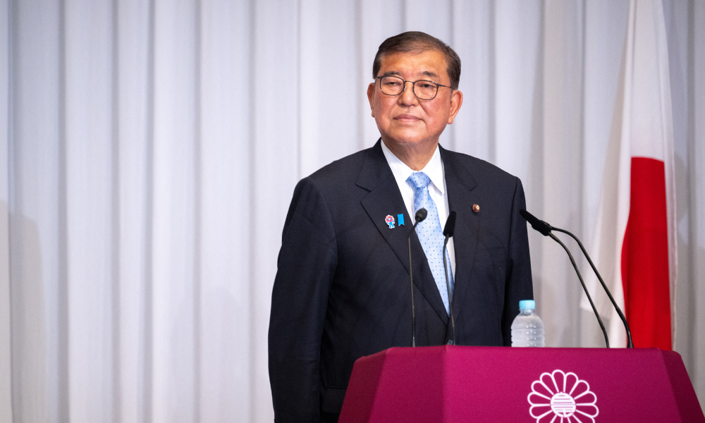 Primeiro-ministro do Japão, Shigeru Ishiba, promete permanecer no cargo apesar de derrota eleitoral