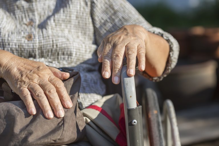 Entra em vigor lei que aumenta as penas para abandono de idoso ou pessoa com deficiência – Notícias