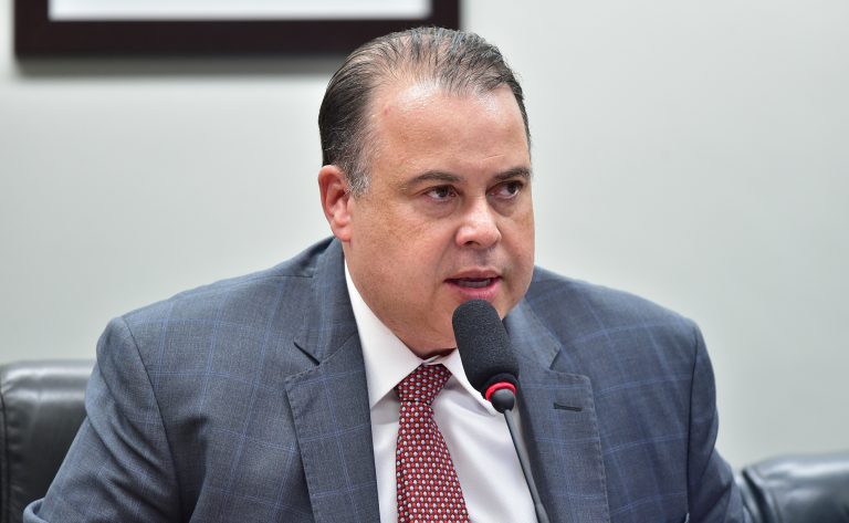 Comissão aprova obrigatoriedade de autorização judicial para menor atuar como influenciador digital – Notícias