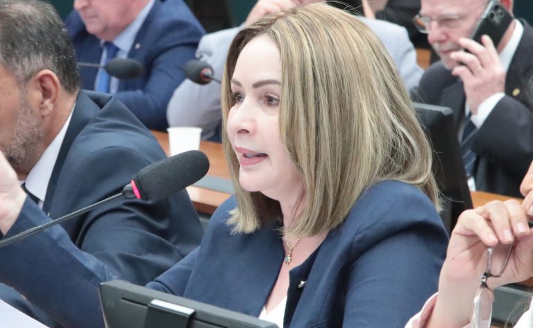 Comissão aprova previsão de piso salarial para professores contratados por tempo determinado  – Notícias