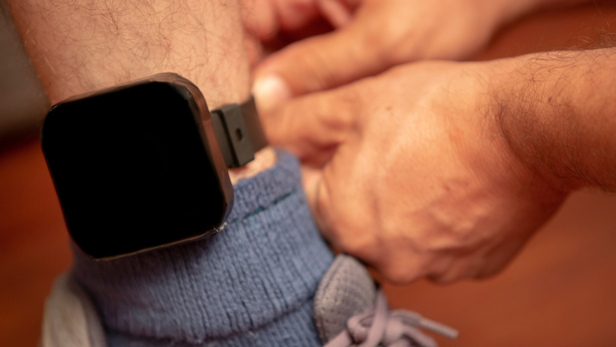 O que é e como funciona uma tornozeleira eletrônica?