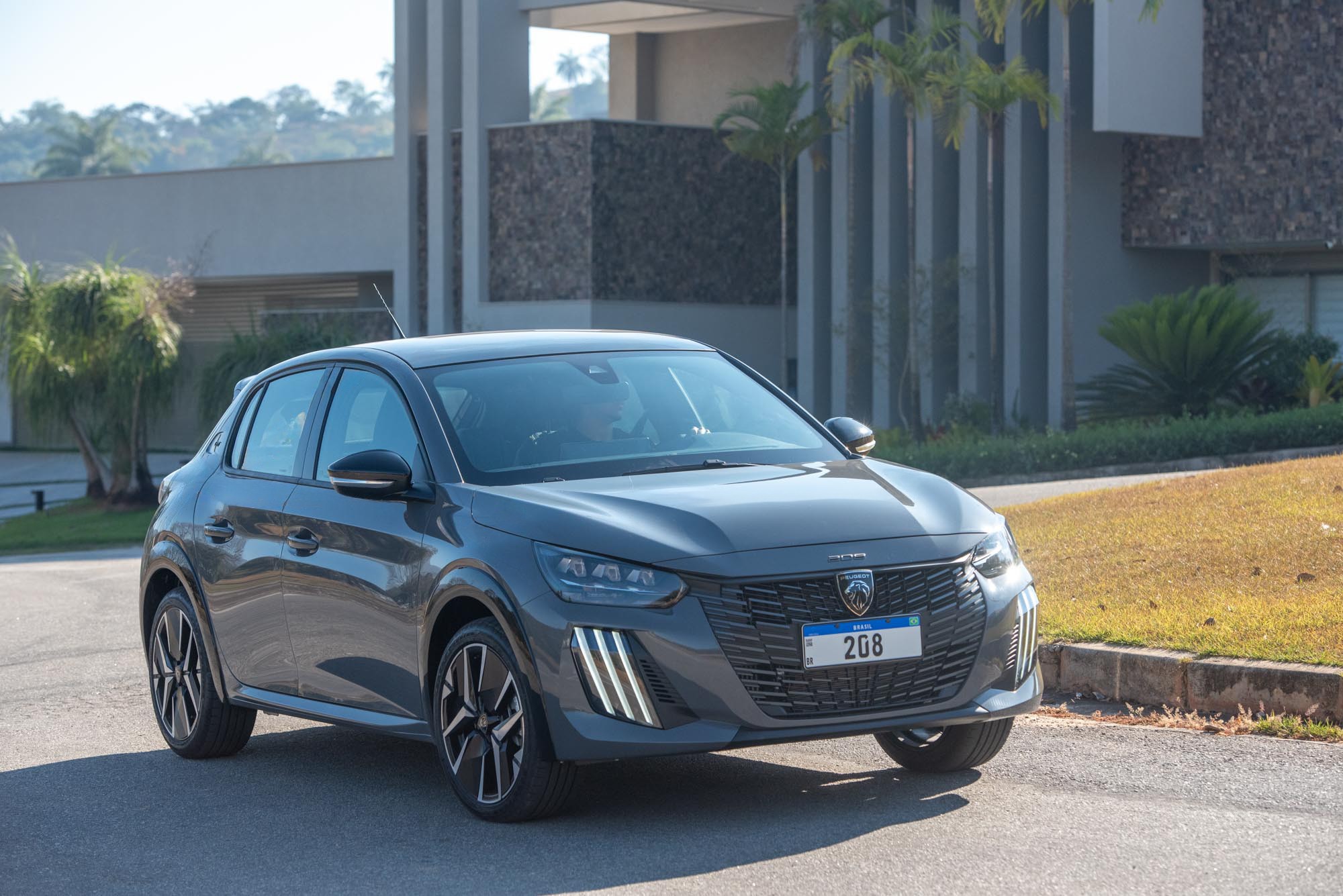 Stellantis convoca recall de Peugeot 208 e 2008 por risco de incêndio e danos fatais | Carros