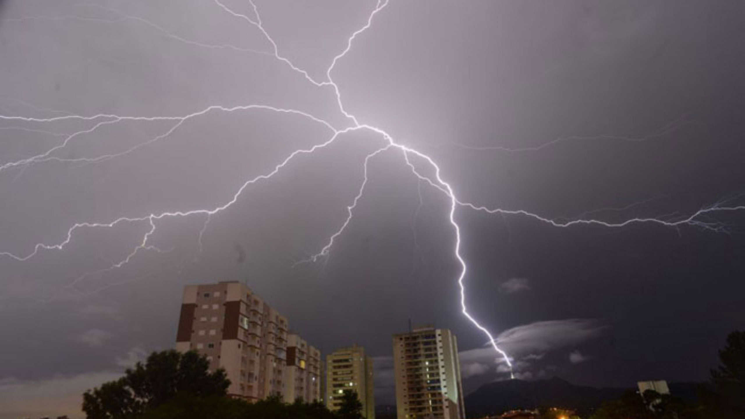 Os relâmpagos sobem para as nuvens? Conheça o Raio Ascendente