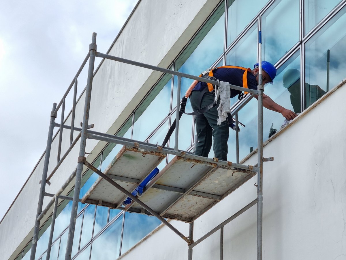 Setor de serviços lidera geração de empregos no Paraná