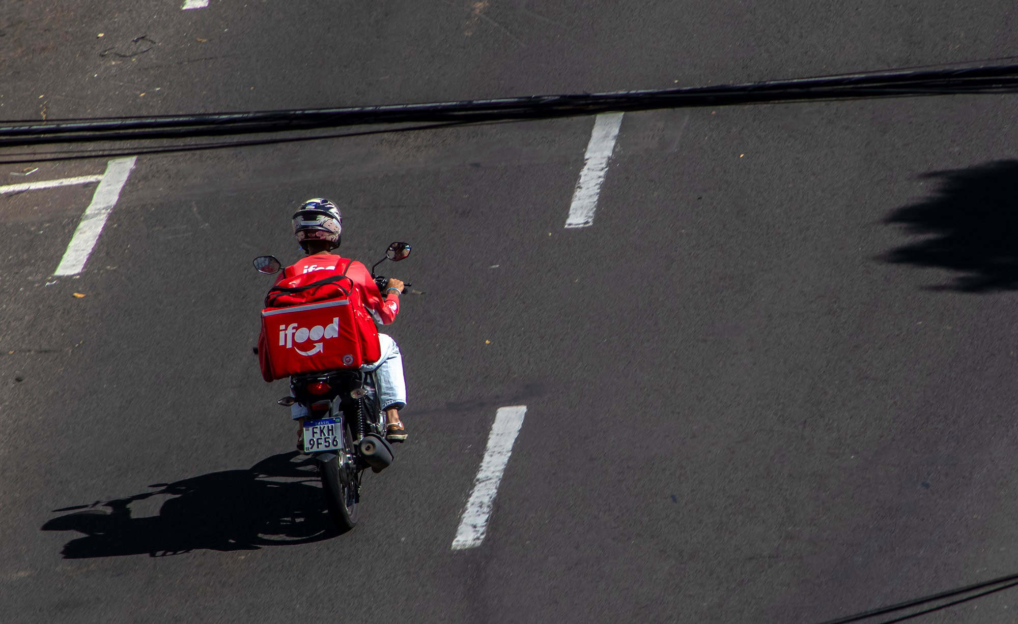 RJ obriga apps de delivery a fornecer mochilas a entregadores