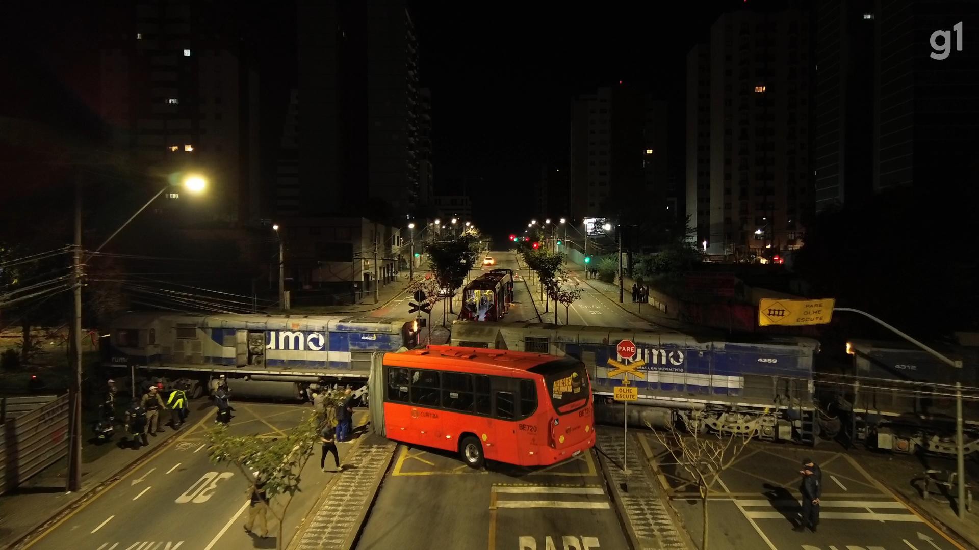 Ônibus biarticulado parte ao meio após colisão com trem em Curitiba e deixa 11 feridos | Paraná