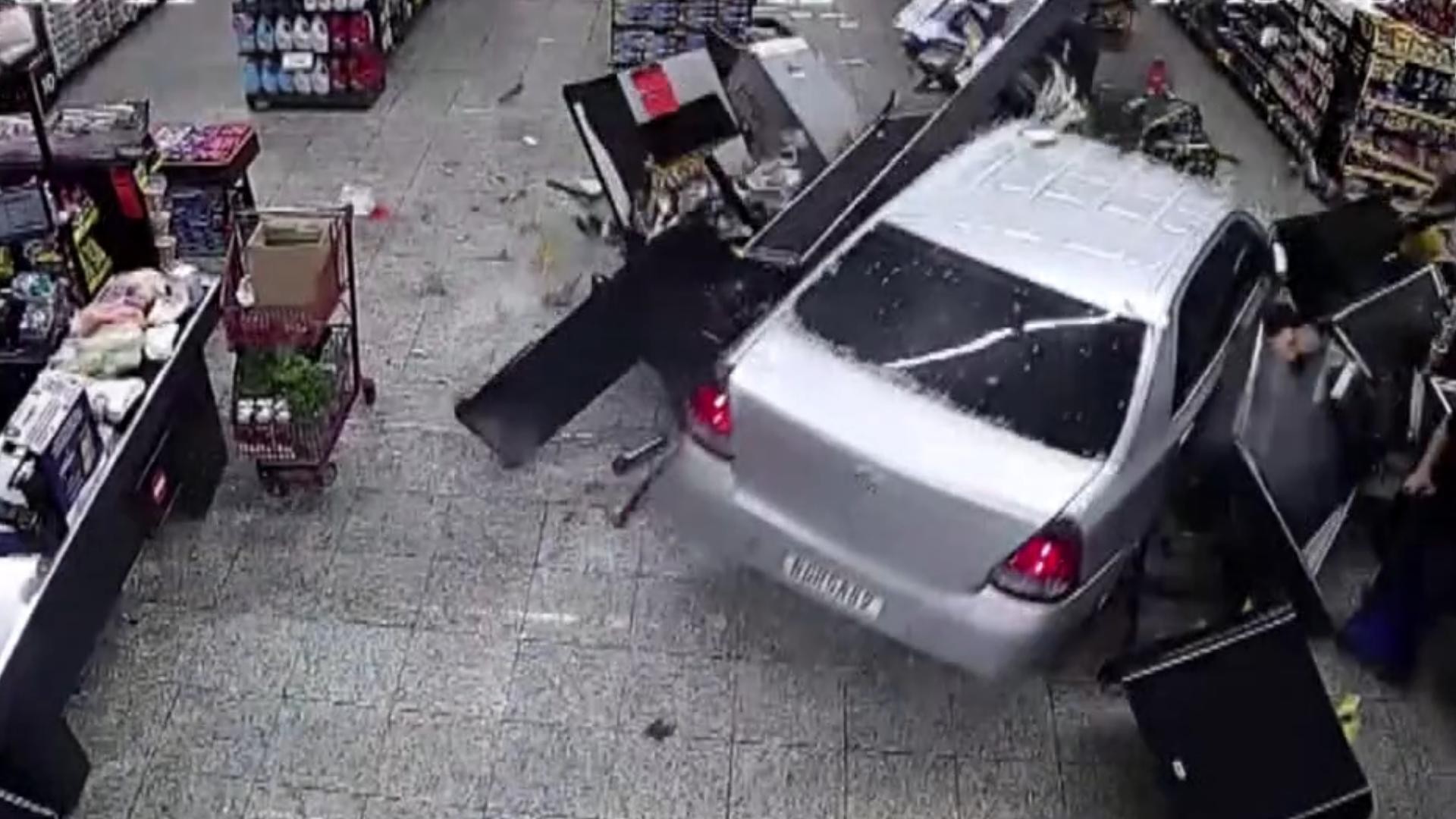 Vídeo: carro invade supermercado após idoso perder o controle da direção, em Foz do Iguaçu