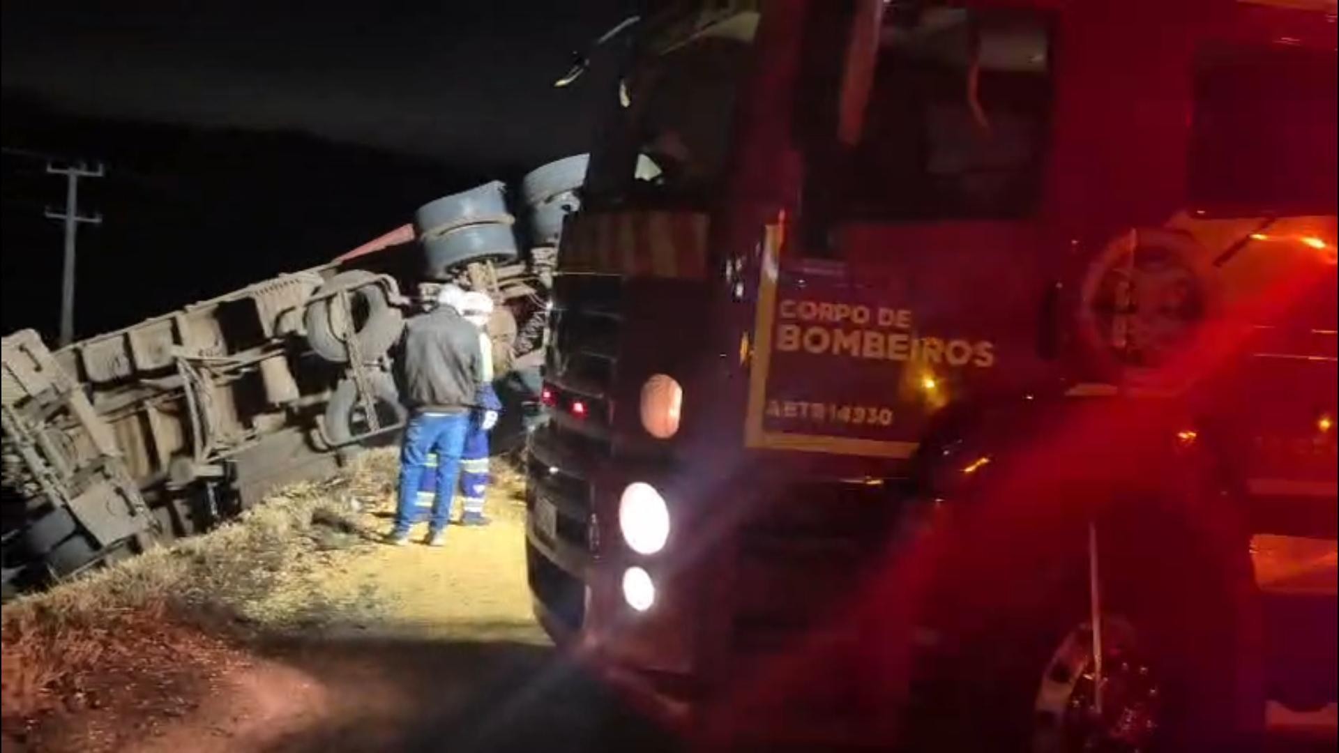 Cinco pessoas da mesma família morrem após carro ser atingido por caminhão e cair em ribanceira no Paraná