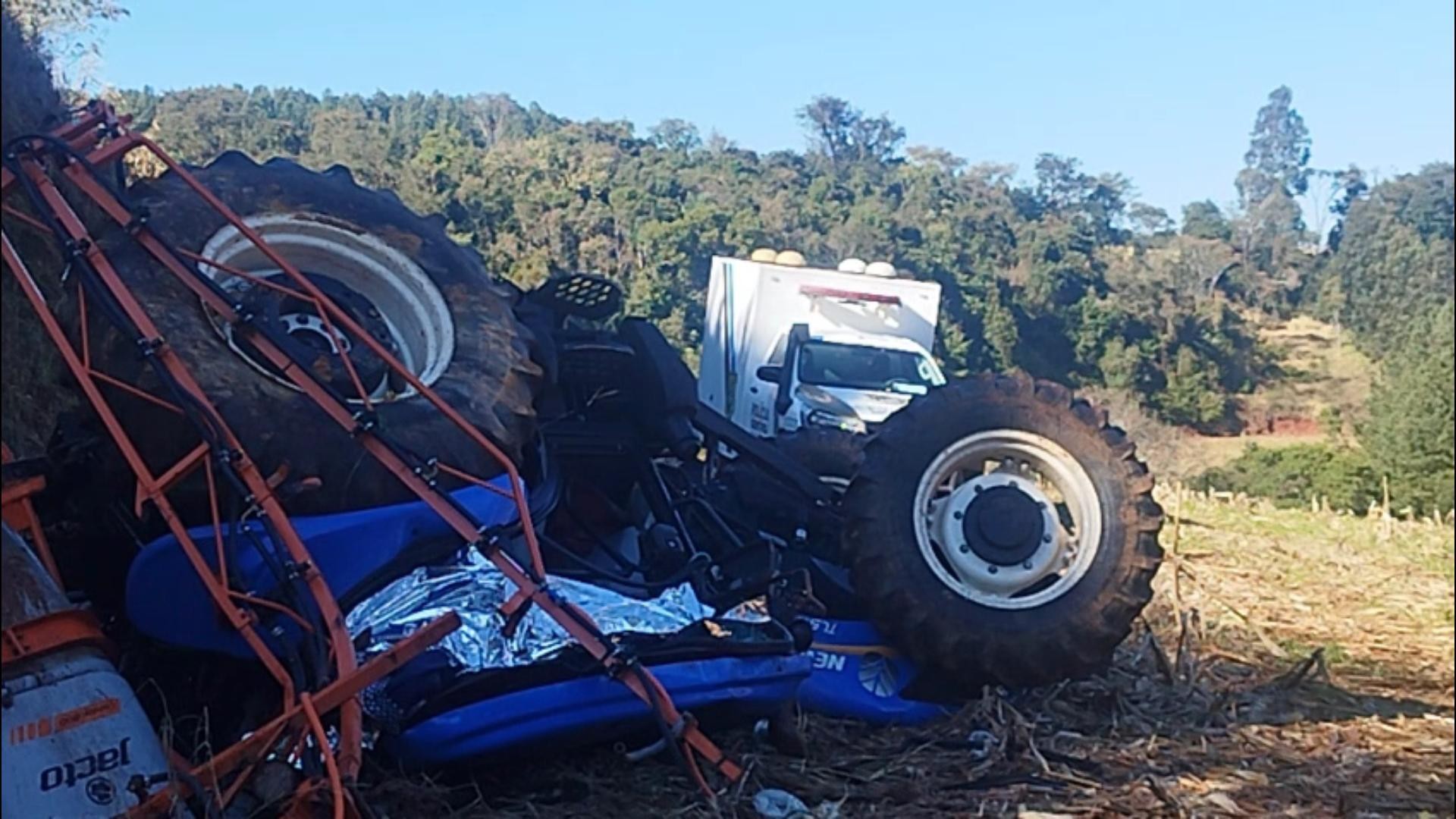 Idoso é encontrado morto embaixo de trator após veículo despencar de barranco no interior do Paraná