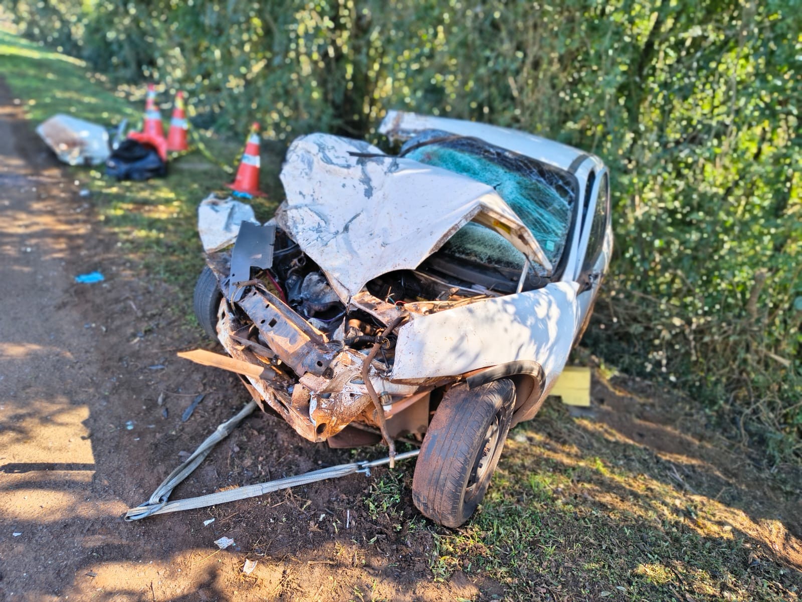 VÍDEO: Duas pessoas morrem após carro bater de frente com ônibus na BR-277, no Paraná