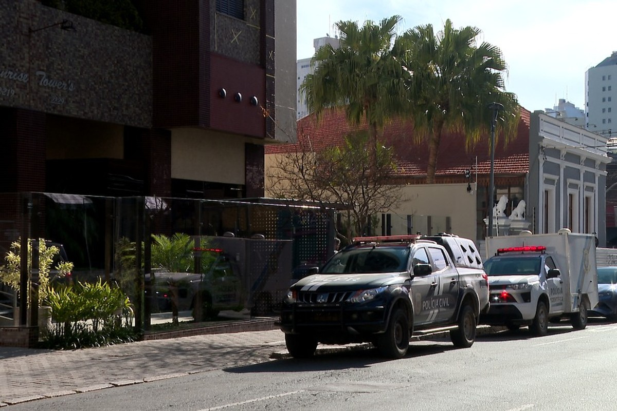 Criança vê sangue escorrendo da parede, polícia é chamada e encontra casal estrangeiro morto em apartamento em Curitiba