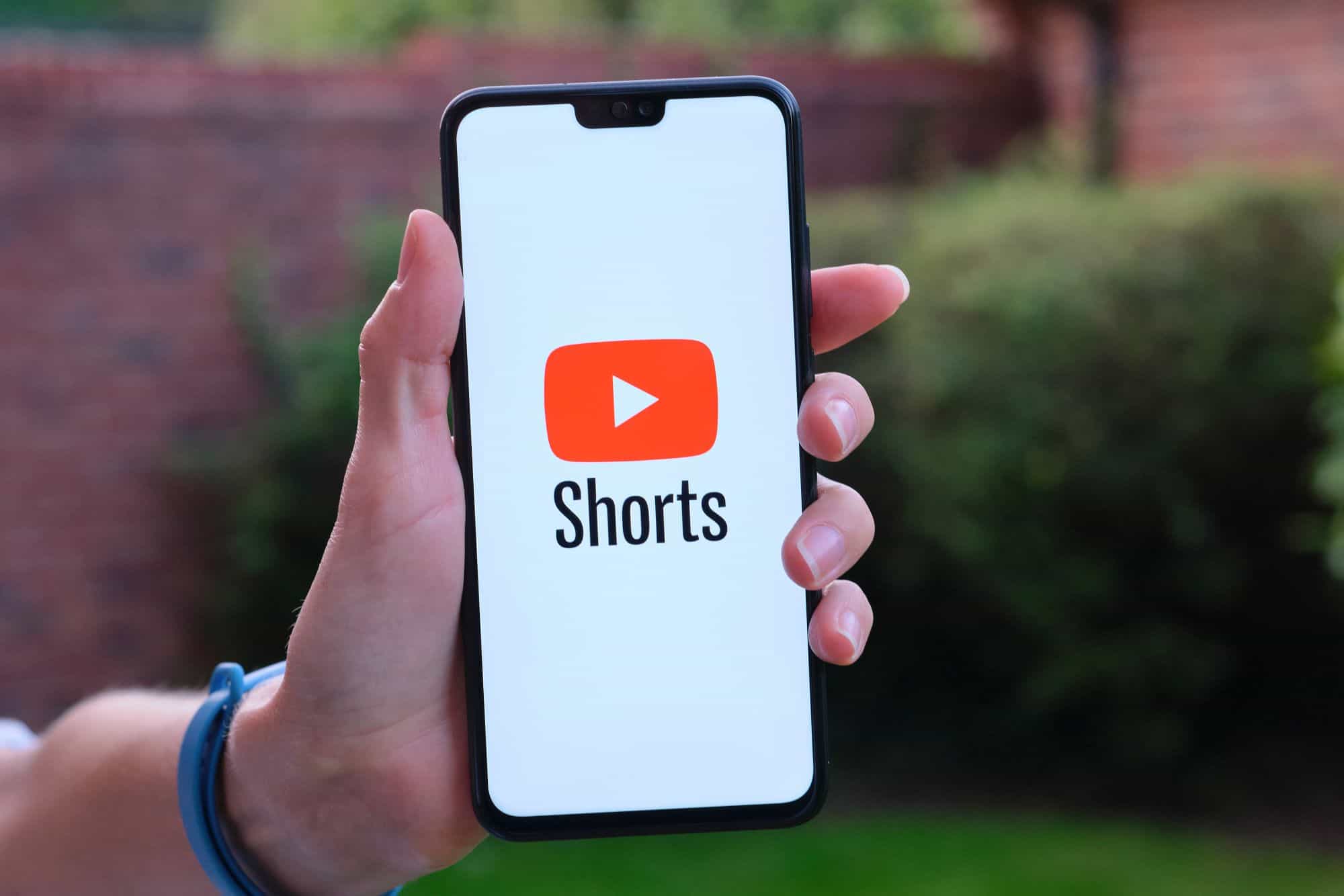 YouTube não quer que você assista Shorts de política, diz estudo
